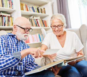 Couple de sénior heureux dans leur maison adaptée à leur besoins de mobilité