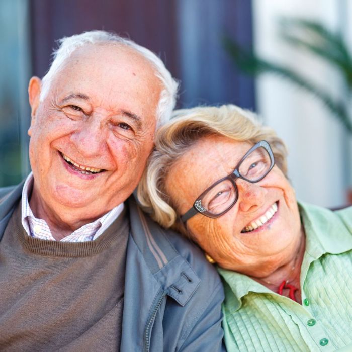 couple senior heureux car bien dans leur maison