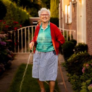 Femme senior arrosant son jardin à la campagne