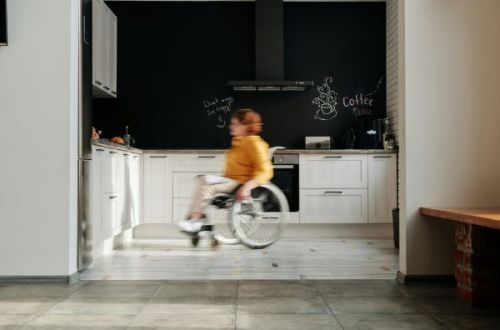 Grand couloir dans une maison de plain-pied permettant la circulation confortable avec un fauteuil roulant