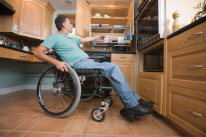 Cuisine adaptée pour une utilisation par une personne en fauteuil roulant : accessibilité placard, four...